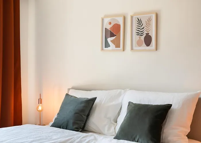 City Apartment 3 Bedroom, Kitchen, Wifi, Workspace, Coffee, Central